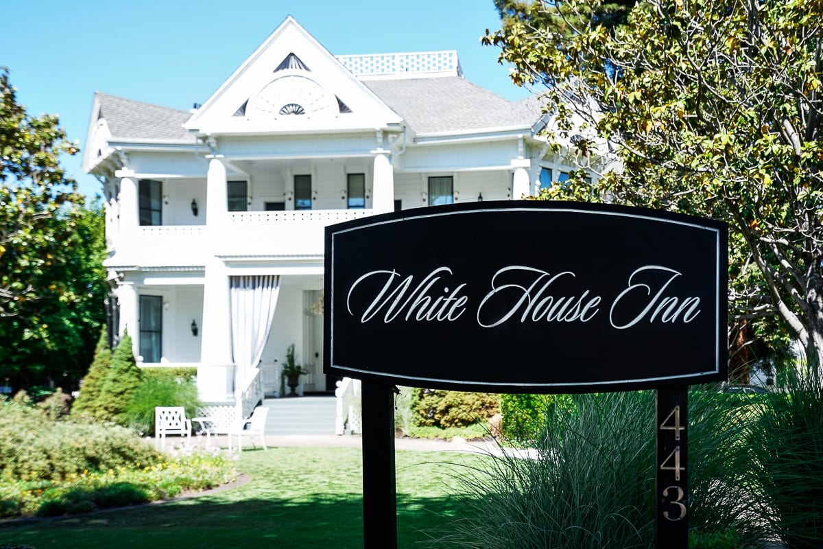 white house inn outside sign