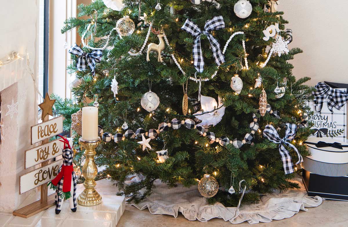 Christmas-Tree-black-and-white-decor