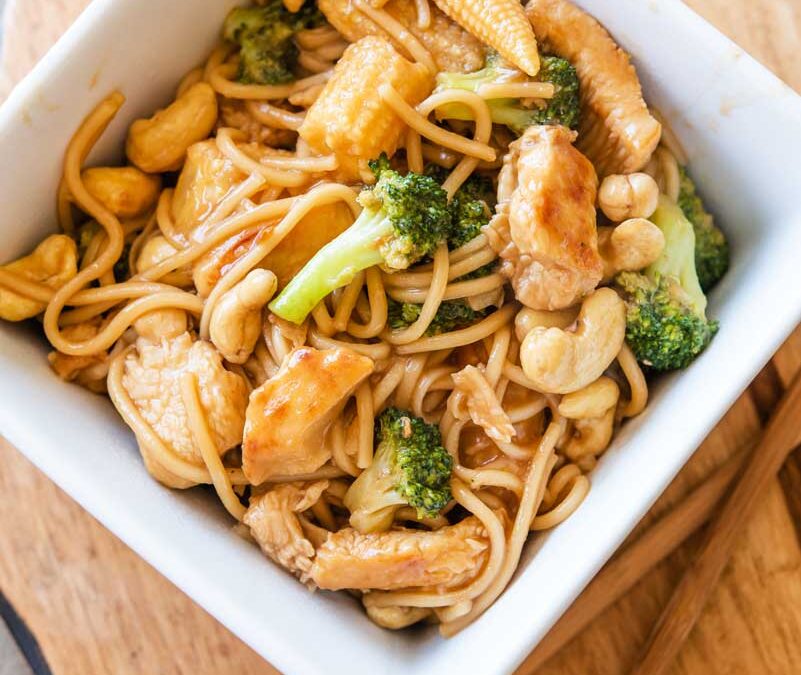 This Quick & Easy Chicken Lo Mein Recipe Is Ready in Only 10 Minutes!