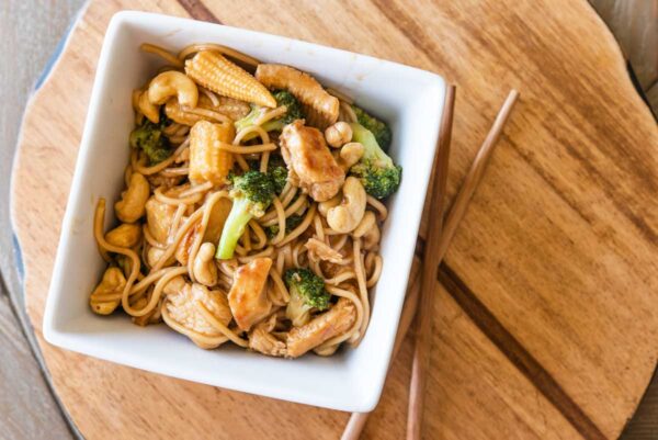 This Quick & Easy Chicken Lo Mein Recipe Is Ready in Only 10 Minutes! 2 Easy-quick-chicken-Lo-Mein-Recipe