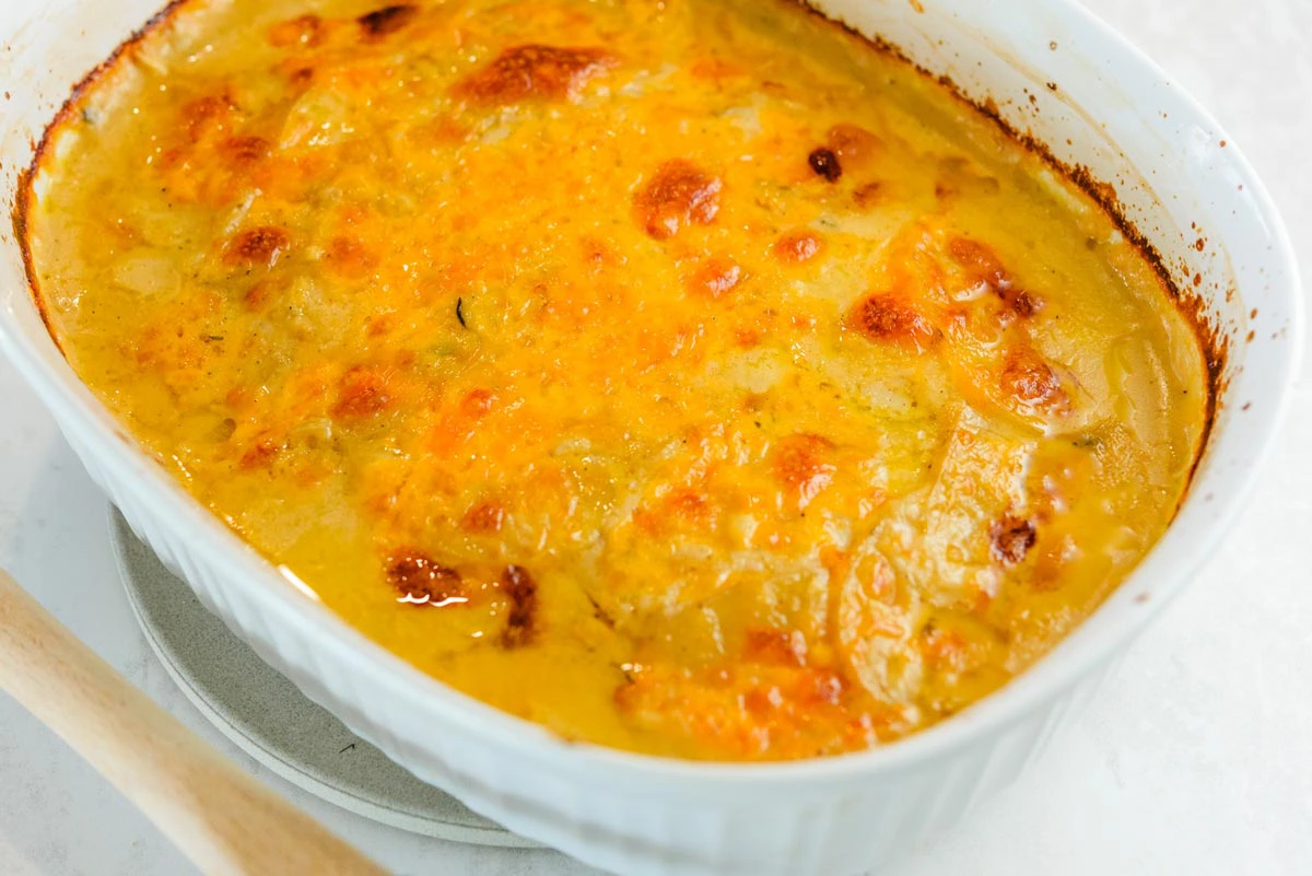 https://cdn.cuisineandtravel.com/wp-content/uploads/2020/04/26085857/scalloped-au-gratin-potatoes-web.jpg.webp