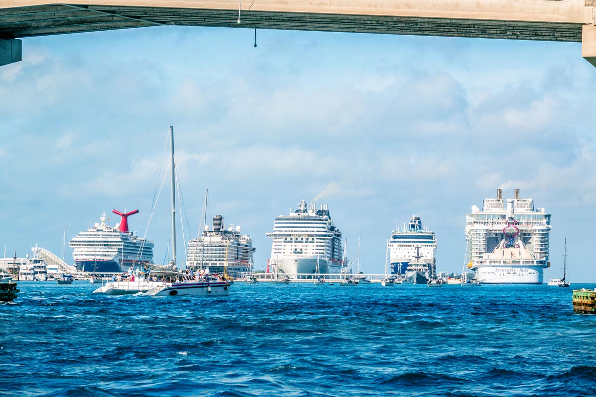 Cruise-Ships-in-the-Bahamas