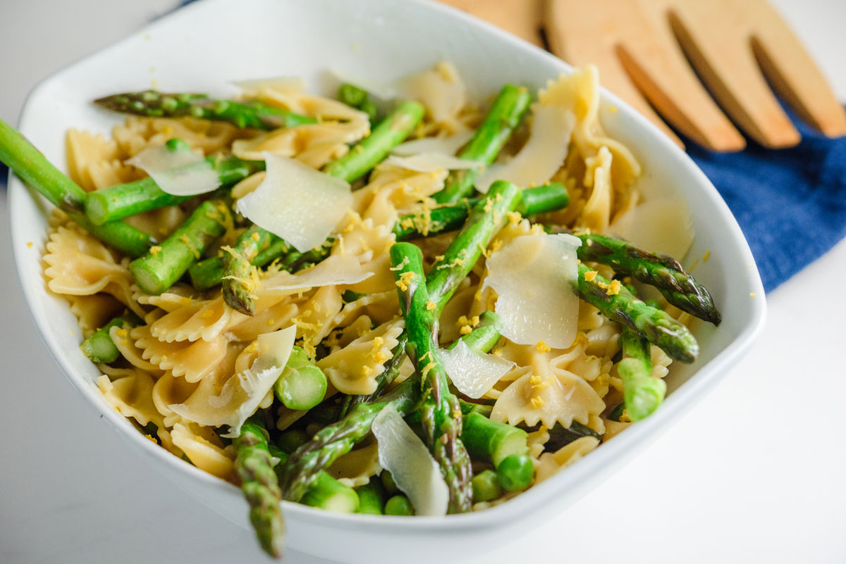 Asparagus-and-pea-pasta-with-lemon-sauce-closeup