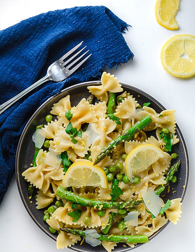 Asparagus-and-pea-pasta-with-lemon-sauce