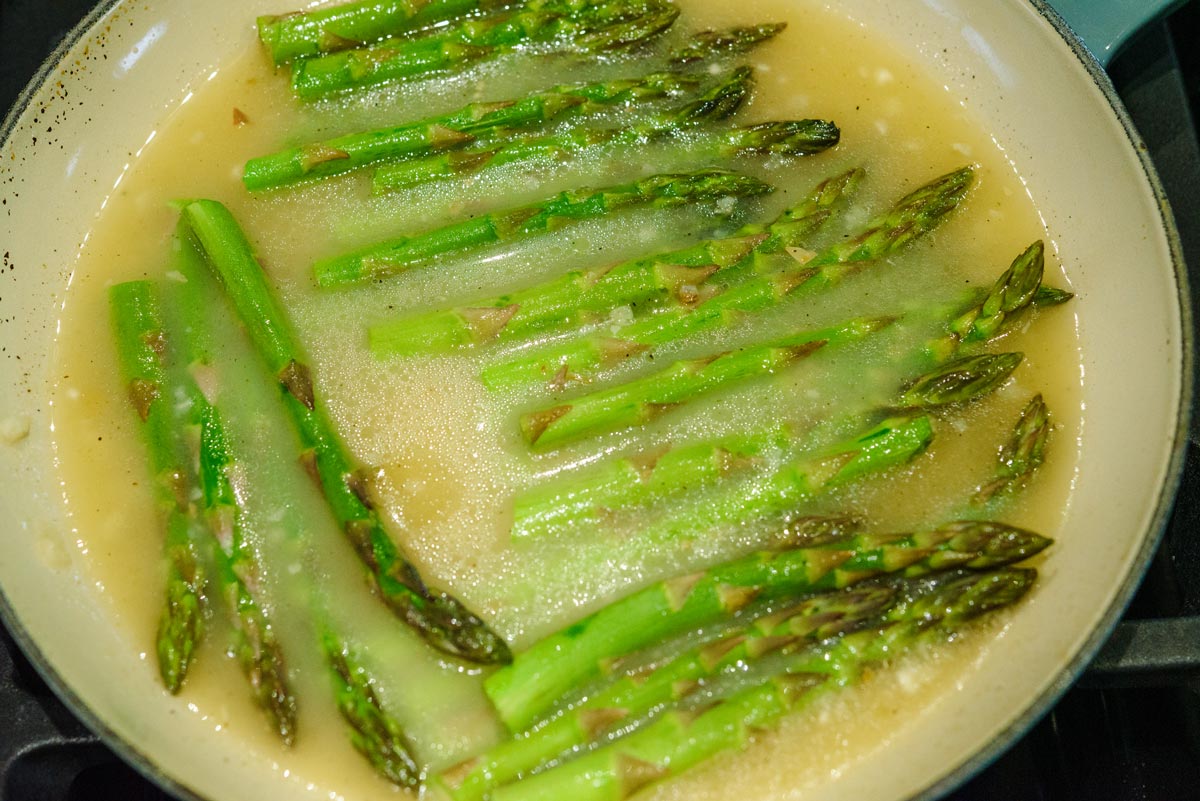 Asparagus-Cooking-in-Lemon-Sauce