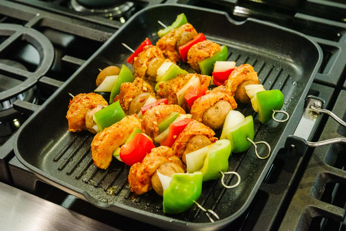 Chicken-kabobs-cooking-on-grill-pan