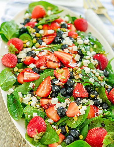 Strawberry-blueberry-and-spinach-salad
