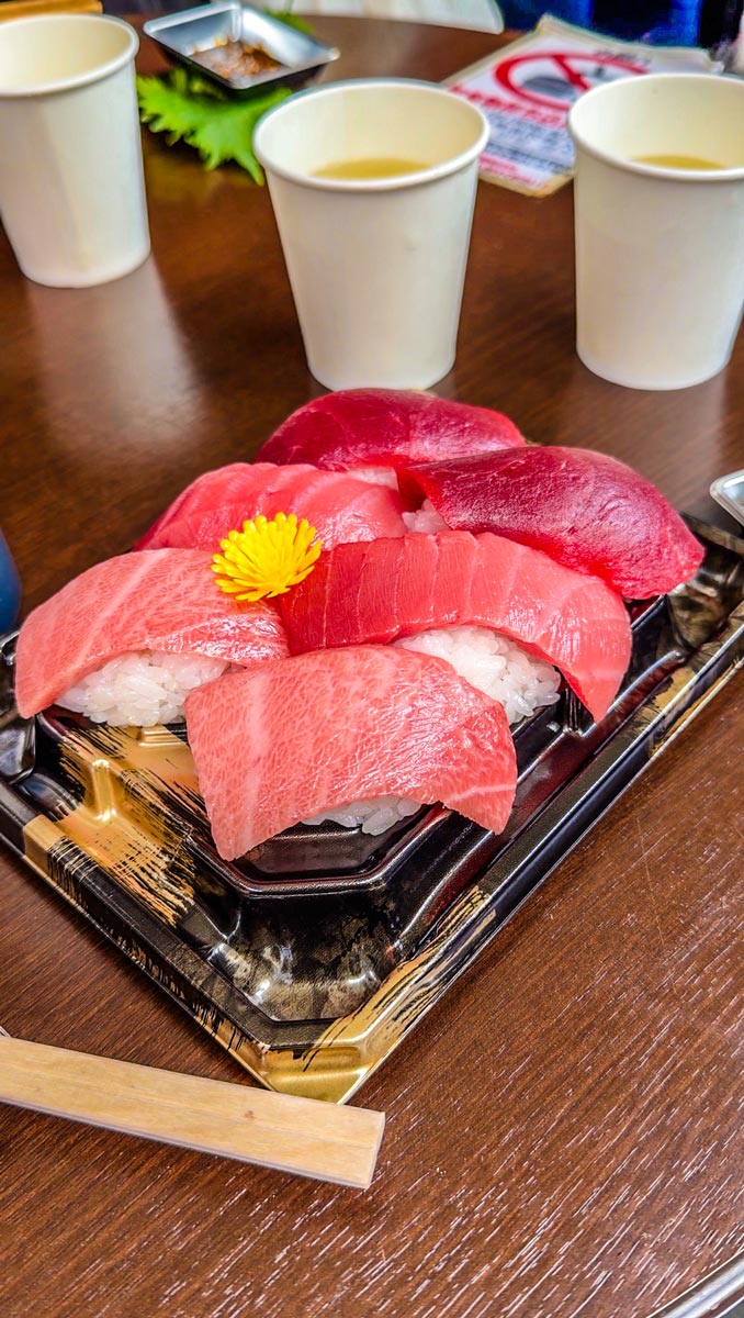 The Ultimate Ginza & Roppongi Guide (2026): A Perfect Day-to-Night Tokyo Itinerary 1 Fresh fatty tuna sushi trio (Otoro, Chutoro, Akami) from a street food stall at Tsukiji Outer Market in Ginza.